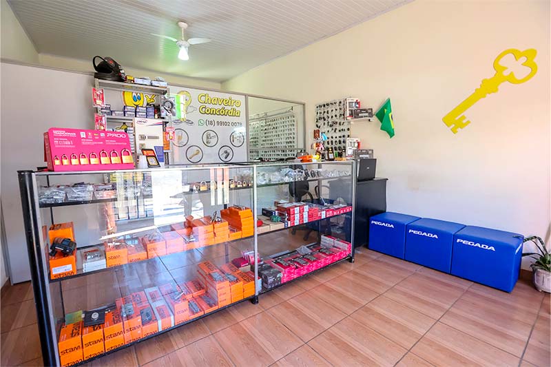 Interior da loja Chaveiro Concórdia, com balcão e vitrines