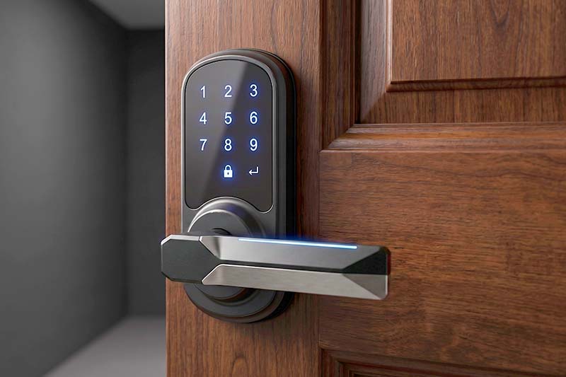 Fechadura digital com teclado touch instalada em porta de madeira