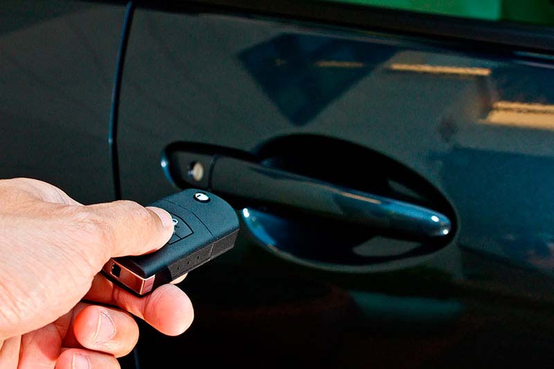 Chave automotiva sendo usada para destravar a porta do carro